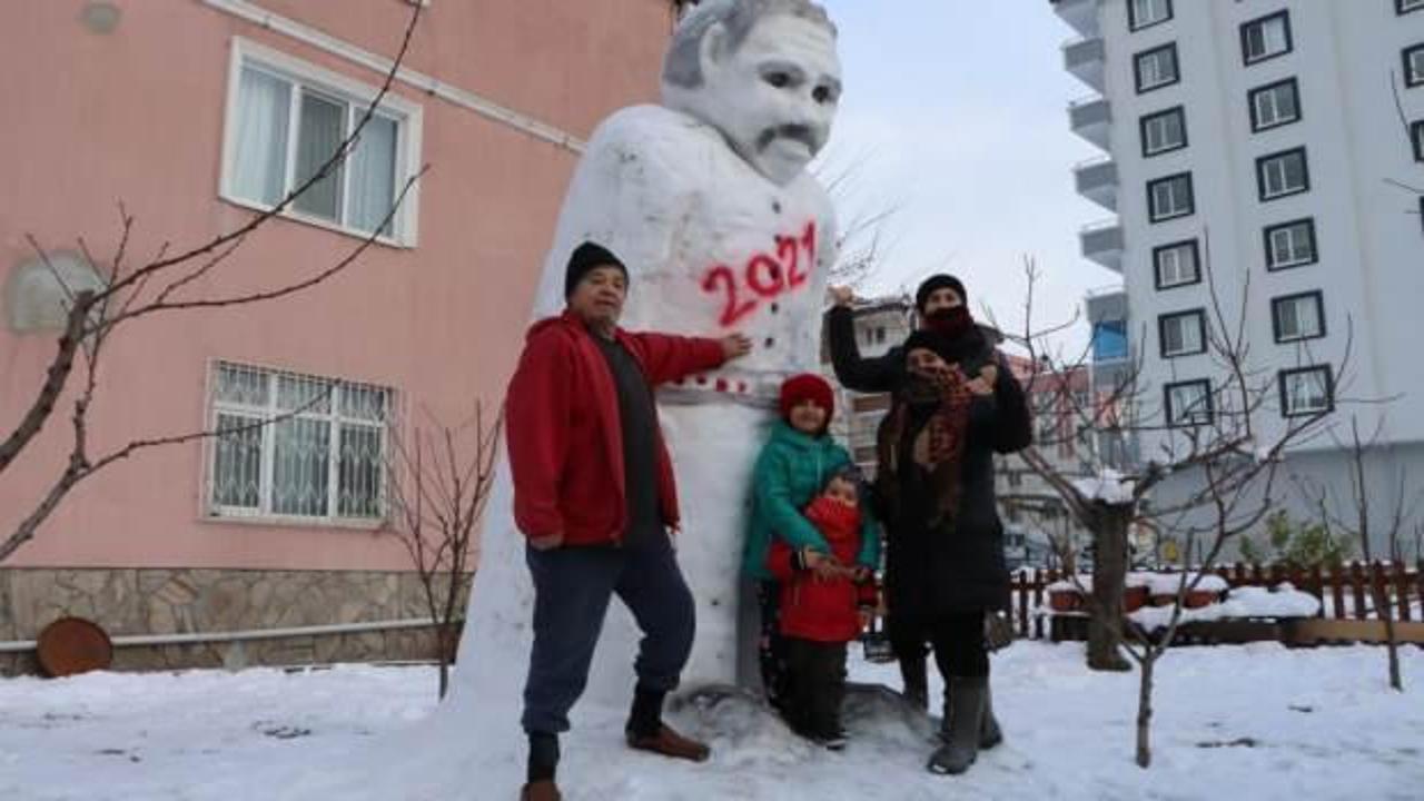 4 metre uzunluğunda dev kardan adam yaptılar