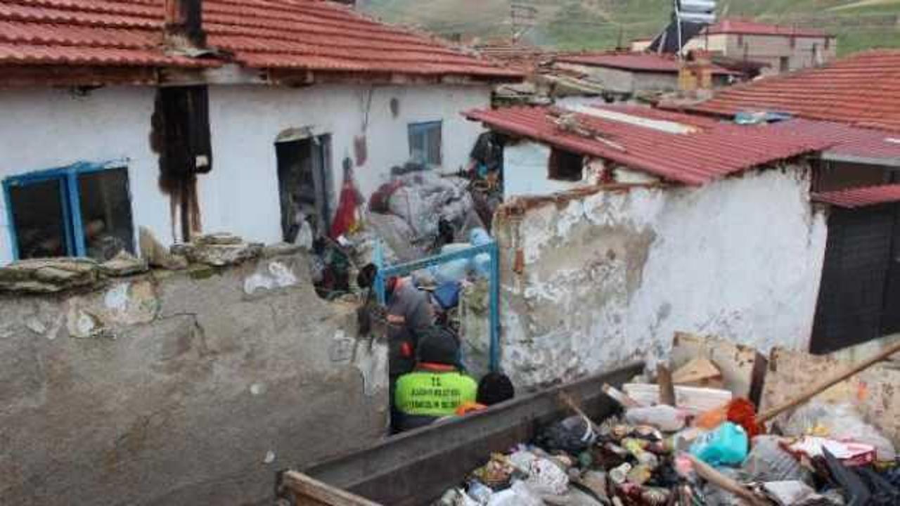 Alaşehir'de 2 evden 20 römork dolusu çöp çıktı