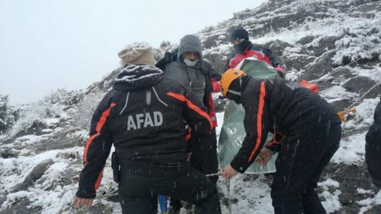 Bilecik'te, kayalıklarda mahsur kalan genci, AFAD kurtardı
