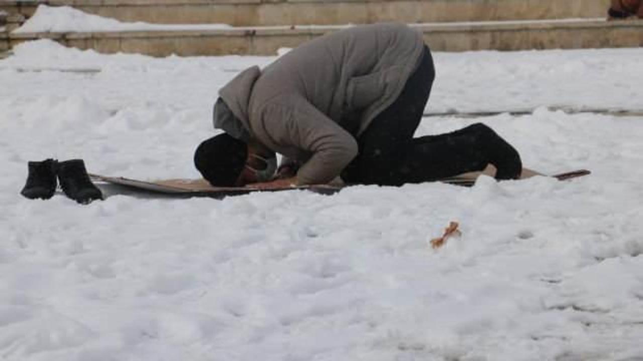 Eksi 9 derecede cami dışında cuma namazı