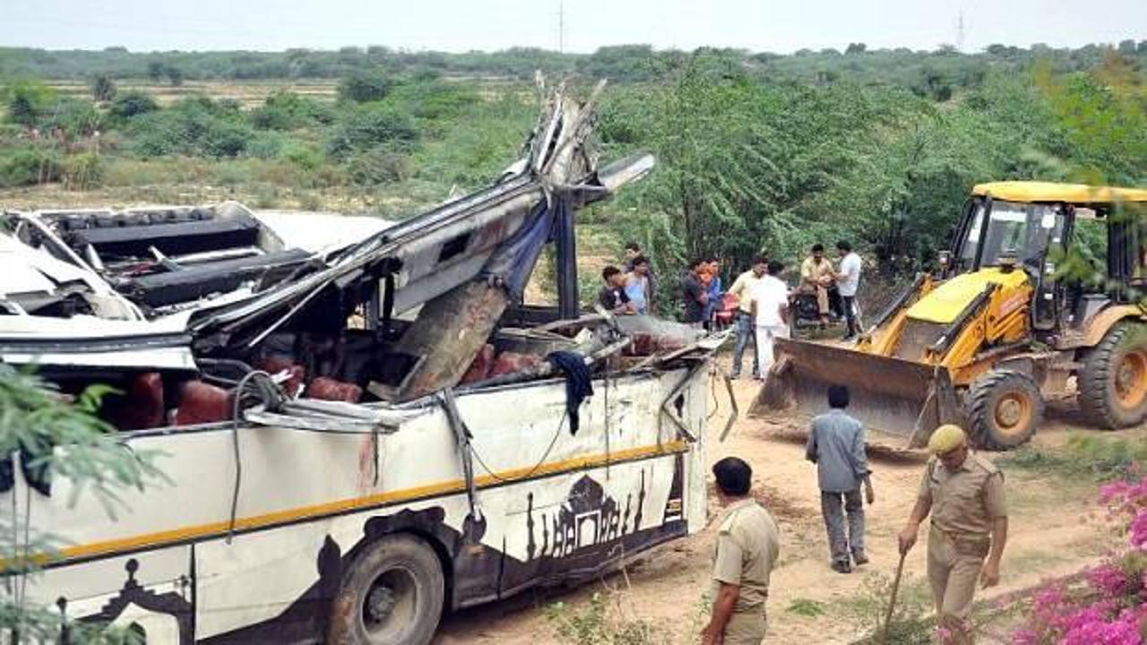Hindistan'da otobüs kanala düştü: En az 32 ölü
