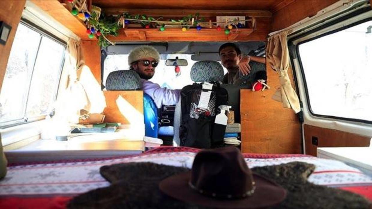 Kafadar gençler karavana dönüştürdükleri minibüsle Türkiye'yi dolaşıyor