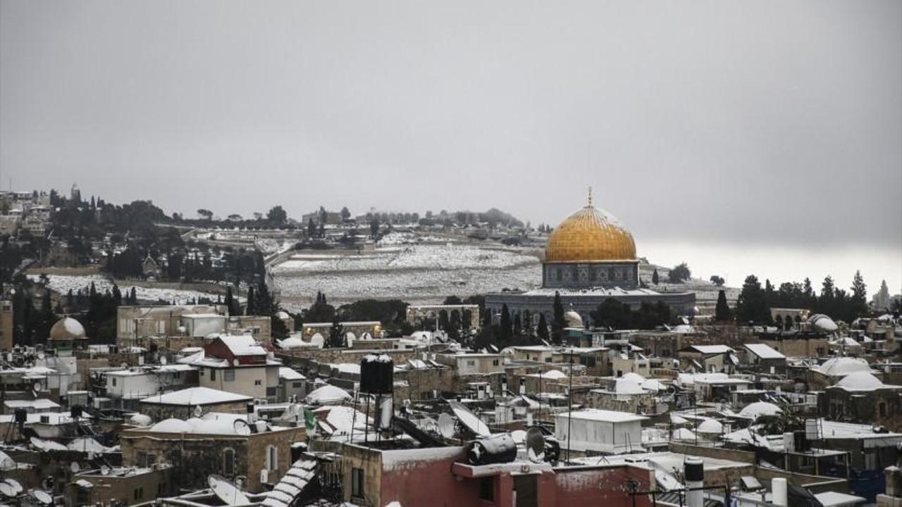 Kudüs'e mevsimin ilk karı düştü! Mescid-i Aksa beyaza büründü