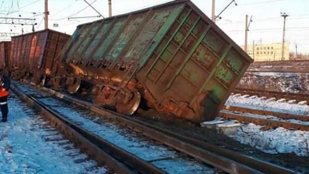 Rusya'da trenin raydan çıktığı kazada 25 vagon birbirine girdi