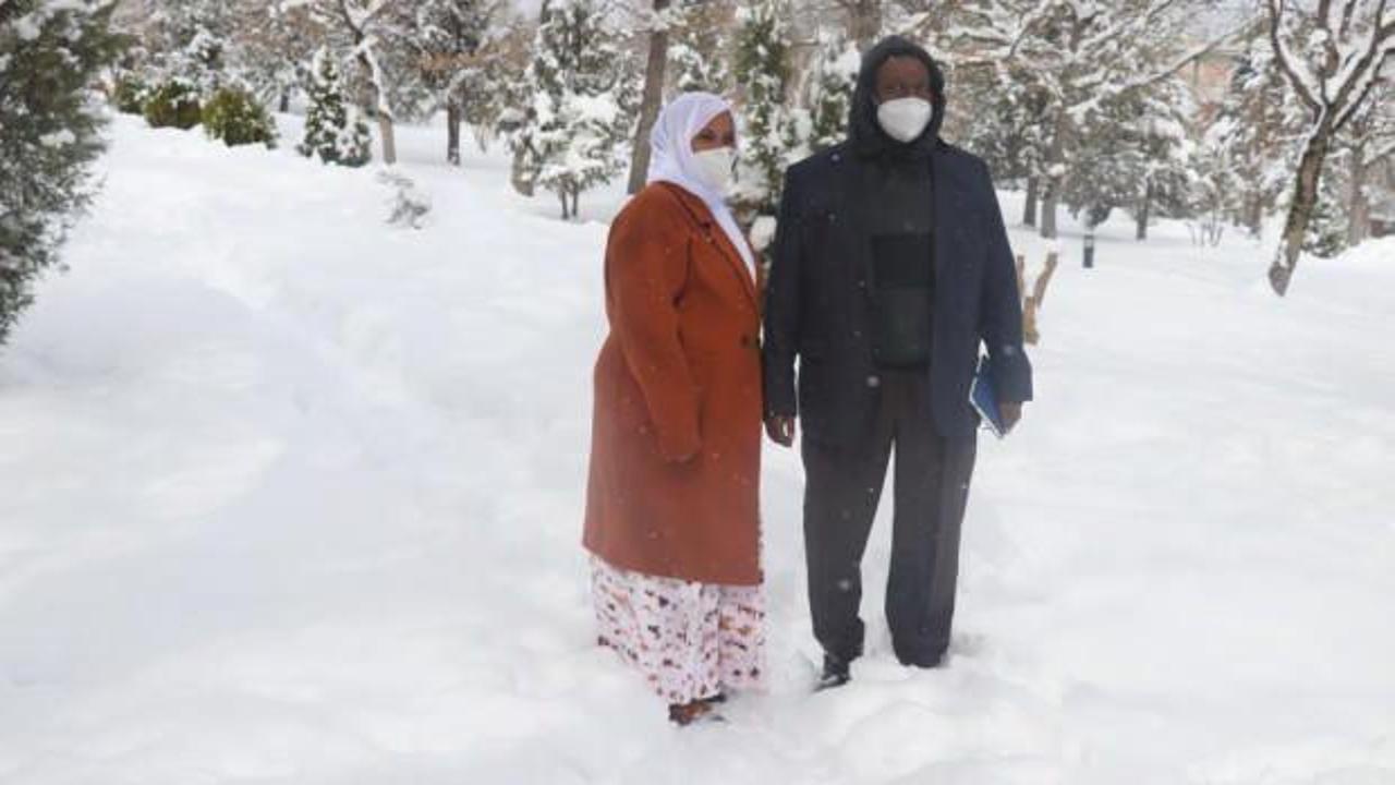 Somali’den tedavi için Bolu’ya gelen ailenin kar sevinci
