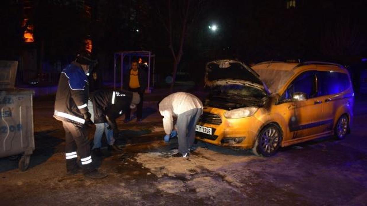 Sinirden g&ouml;z&uuml; d&ouml;nd&uuml;, tartıştığı kişinin aracına benzin d&ouml;k&uuml;p ateşe verdi
