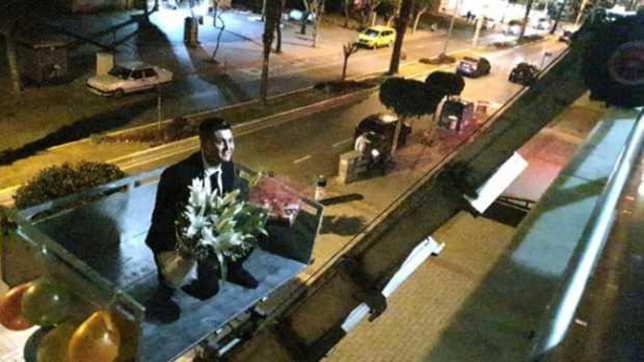 B&ouml;yle 'kız isteme' g&ouml;r&uuml;lmedi! Eşya taşıma asans&ouml;r&uuml;yle...