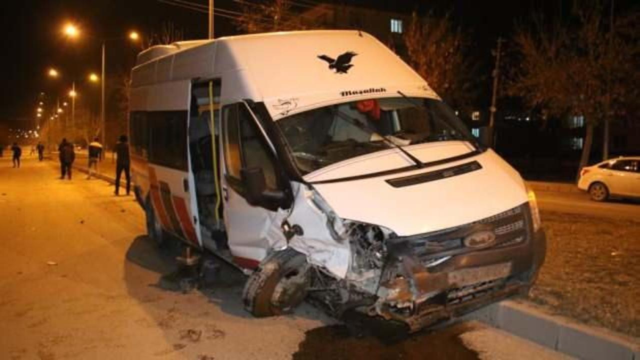 Elazığ’da minibüs ile otomobili çarpıştı: 5 yaralı