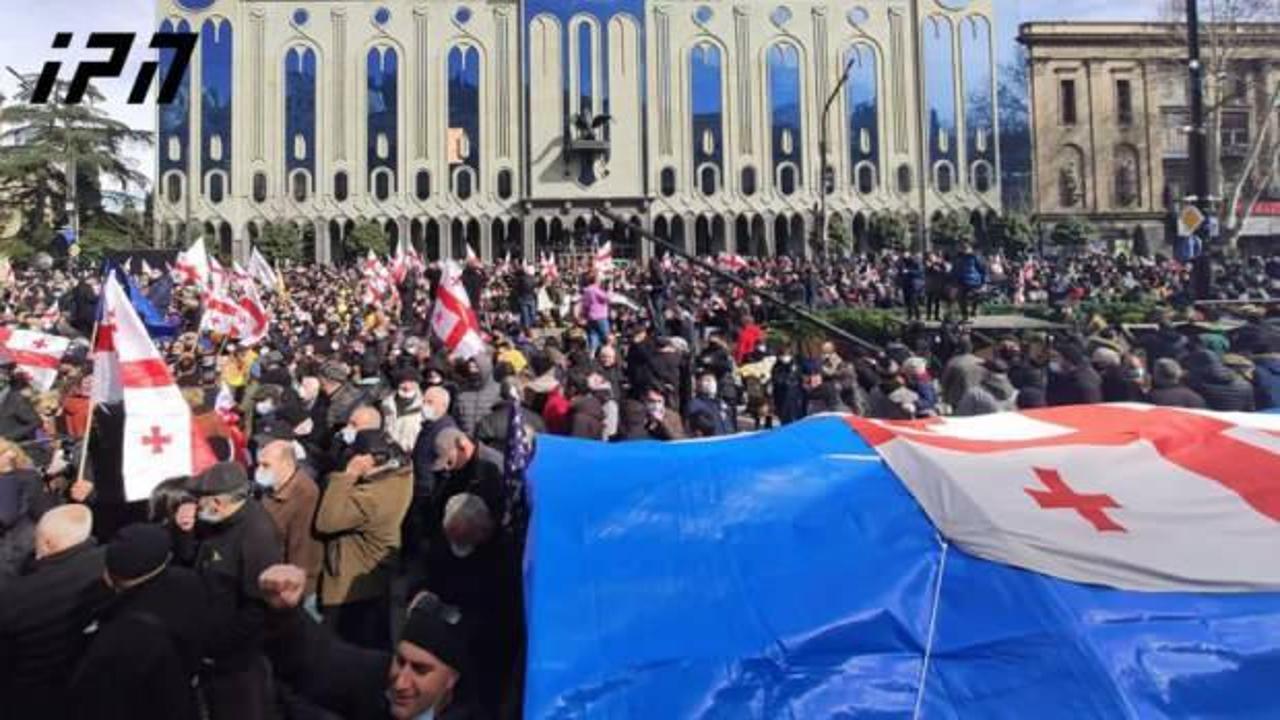 Gürcistan karıştı: Parlamento önünde çadır kurdular