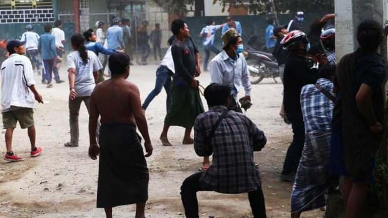 Myanmar'da protestocuların üzerine ateş açtı