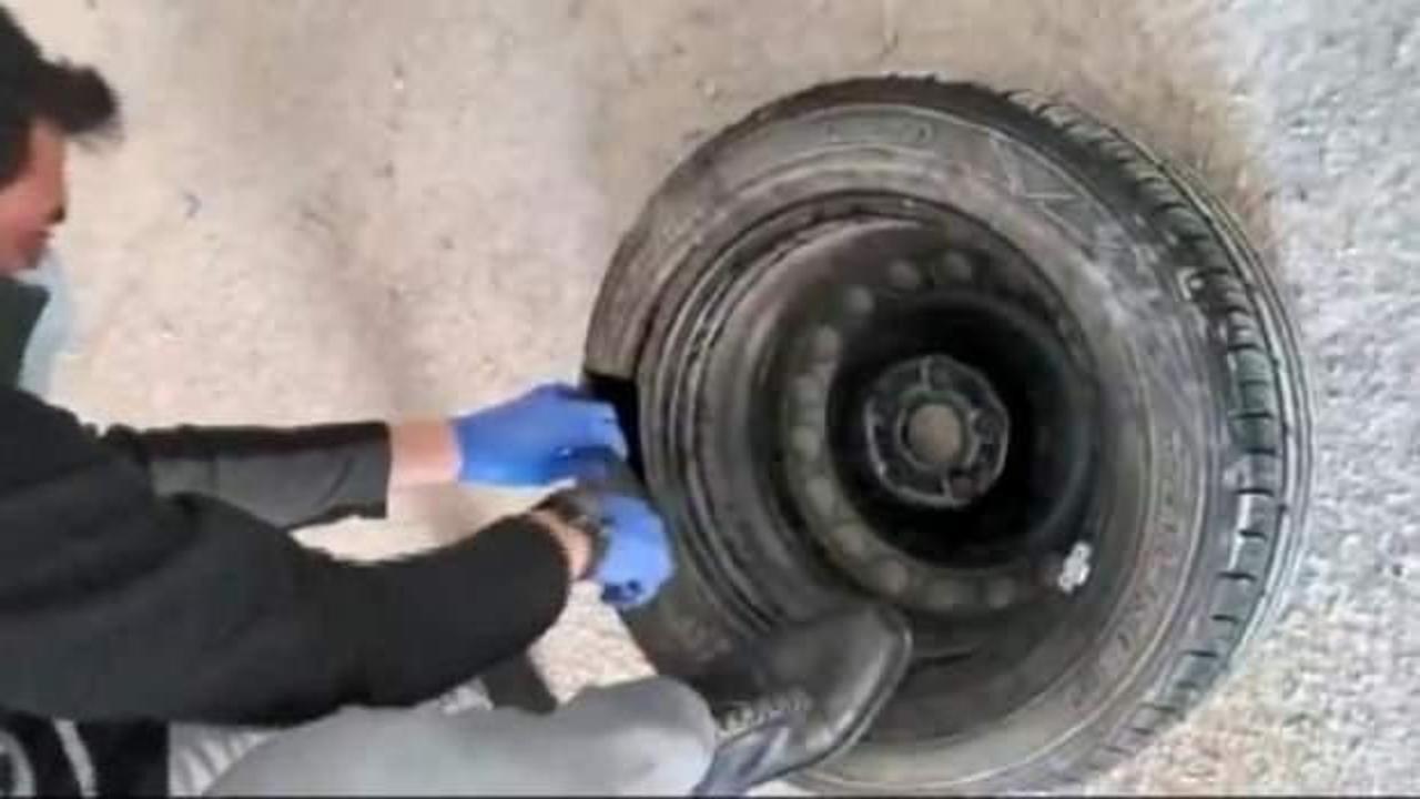 Otomobil lastiğinden 1 kilo kokain &ccedil;ıktı