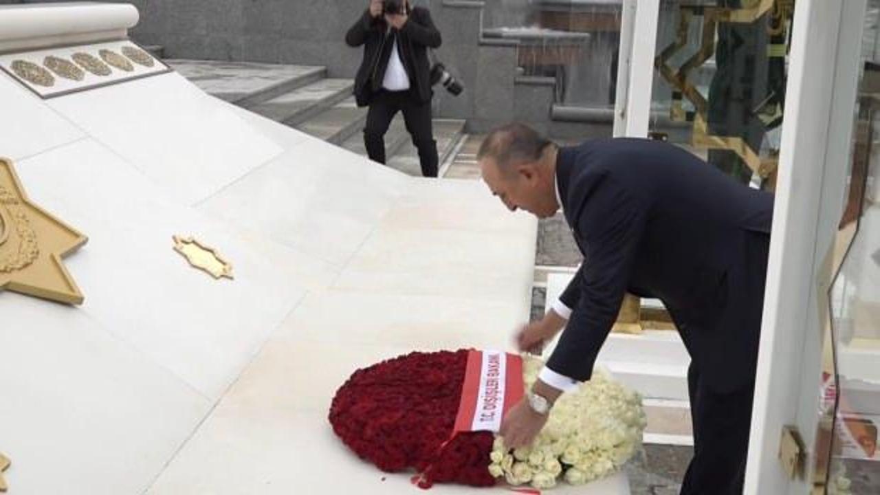 Bakan Çavuşoğlu'ndan Türkmenistan Bağımsızlık Anıtı'na ziyaret