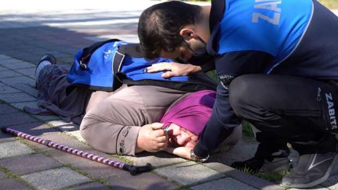 Bursa'da parkta düşen kadına zabıta yetişti! Kadının üstüne montunu serdi, eliyle yastık yaptı