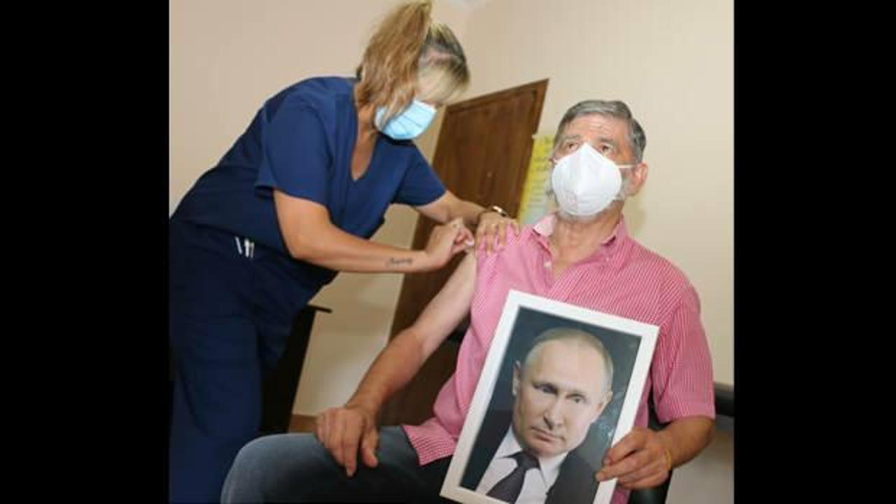 Elinde Putin portresiyle aşı oldu