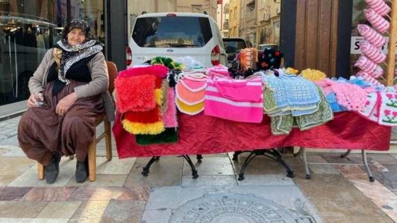 Gen&ccedil;lere taş &ccedil;ıkartan 85'lik nine, 57 yıldır ekmeğini sokaktan kazanıyor