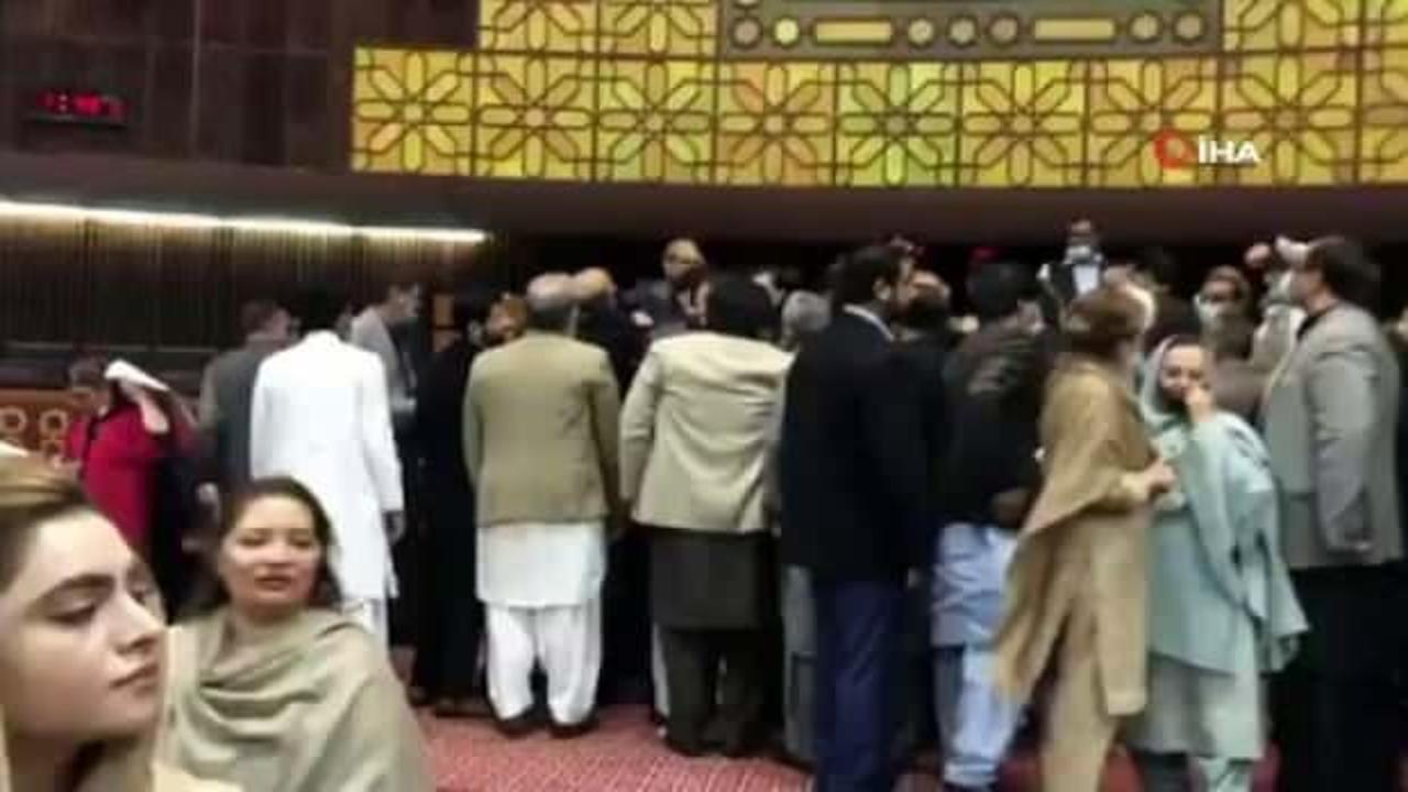 Pakistan meclisinde milletvekilleri birbirine girdi