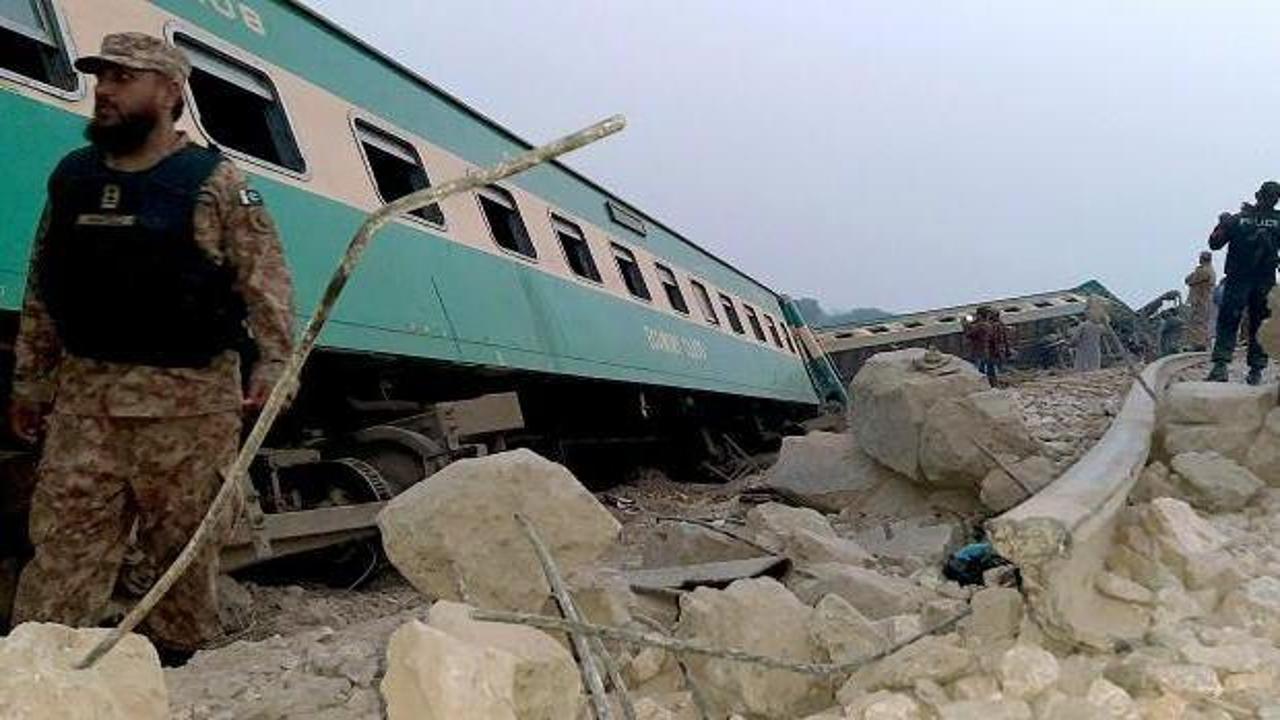 Pakistan'da yolcu treni raydan çıktı: 1 ölü, 40 yaralı