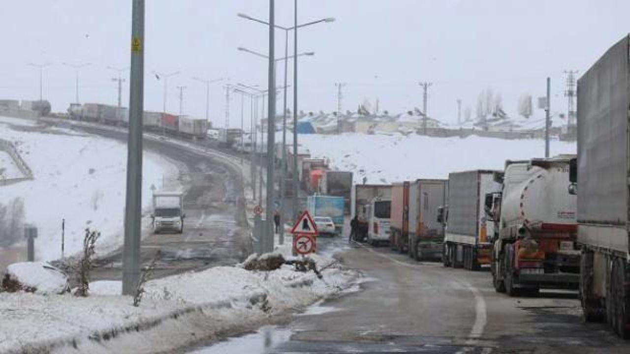 Ağrı-İran kara yolu yoğun tipi nedeniyle ulaşıma kapandı