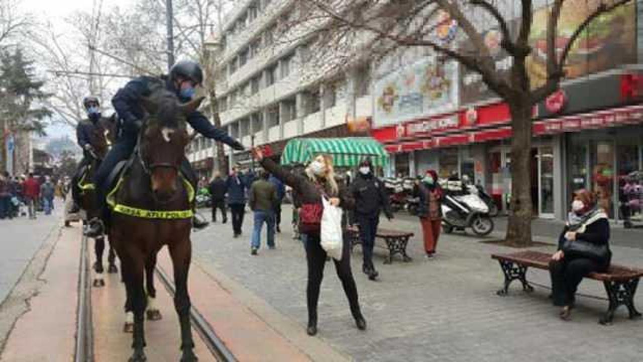 Atlı kadın polisler, kadınlara karanfil dağıttı
