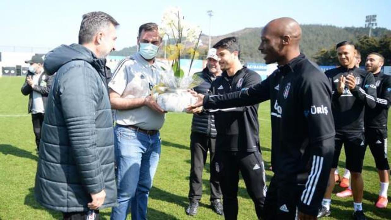 Beşiktaşlı futbolculardan sağlık ekibine çiçek