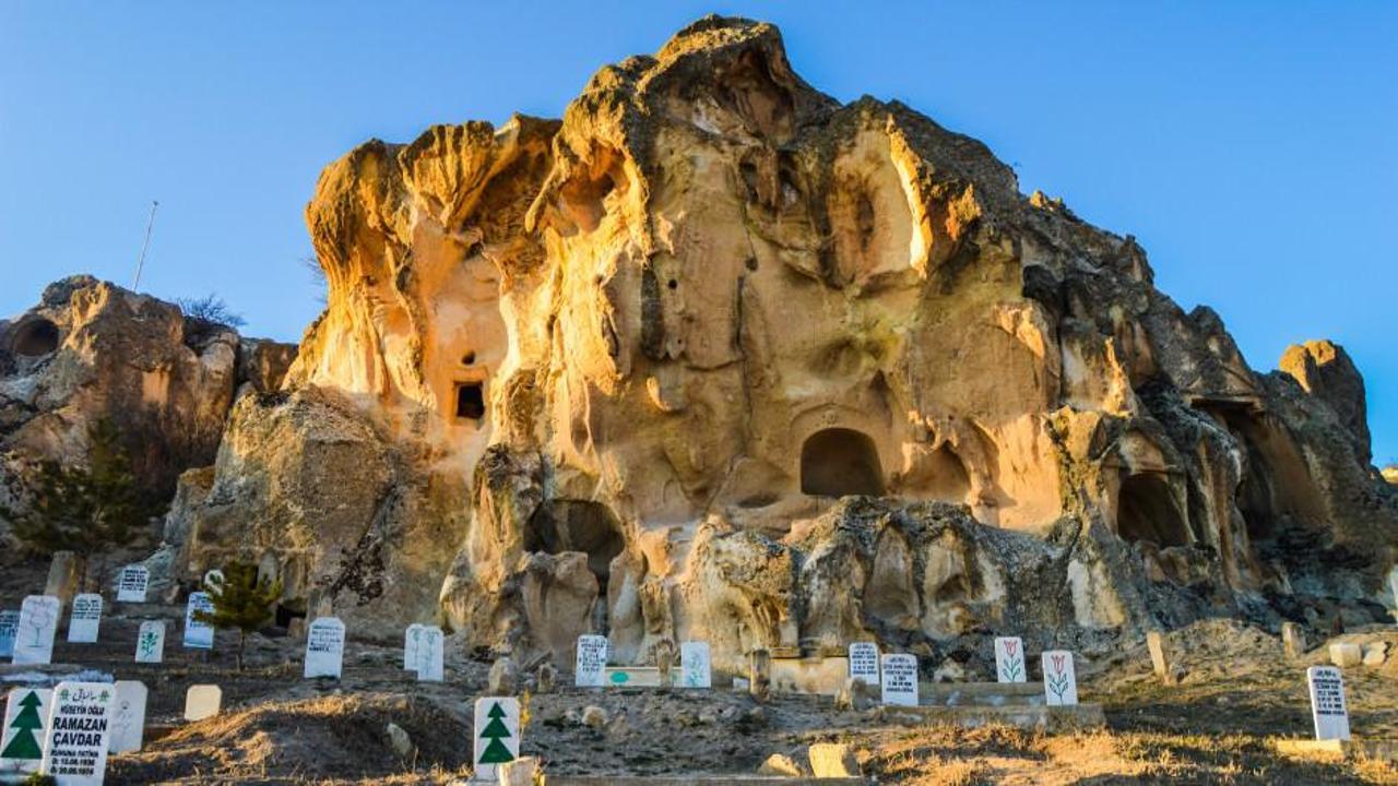 'Frigya'nın kalbi' kaya mezarlar tarih severleri cezbediyor