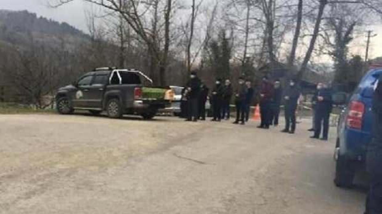Karantinadaki k&ouml;ye girilemeyince jandarma noktasında cenaze namazı kılındı