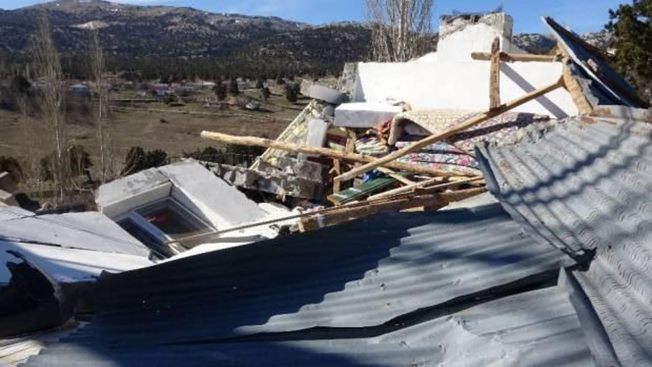 Mersin'de şiddetli rüzgar yaylada bir evi yıktı, 10 ev hasar gördü