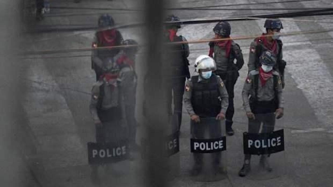 Myanmar polislerinden itiraf: Giderek sertleşiyor