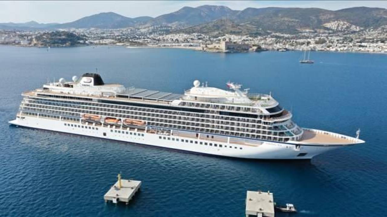 Sezonun ilk kruvaziyeri Bodrum'a geldi!