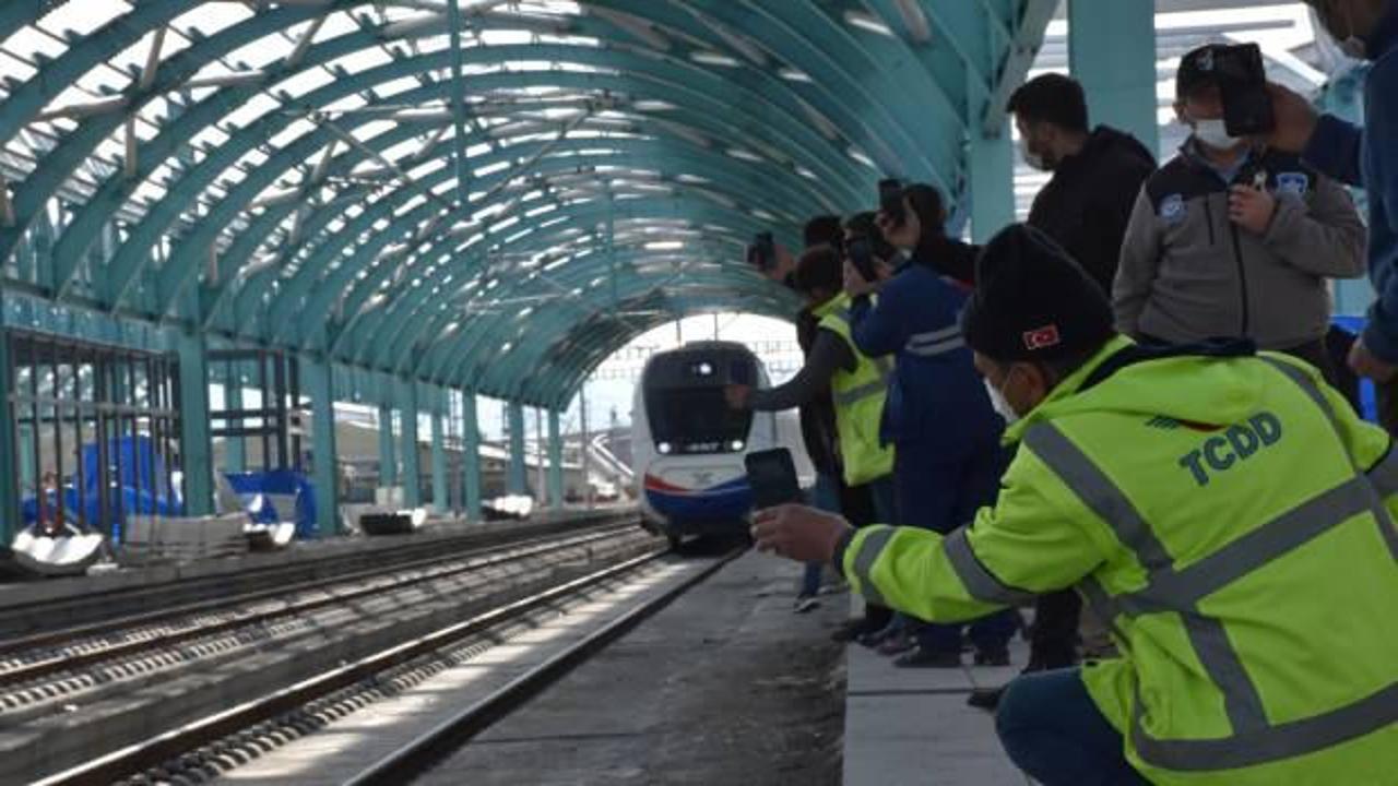 YHT, Sivas'ta ilk kez tarihi tren garında