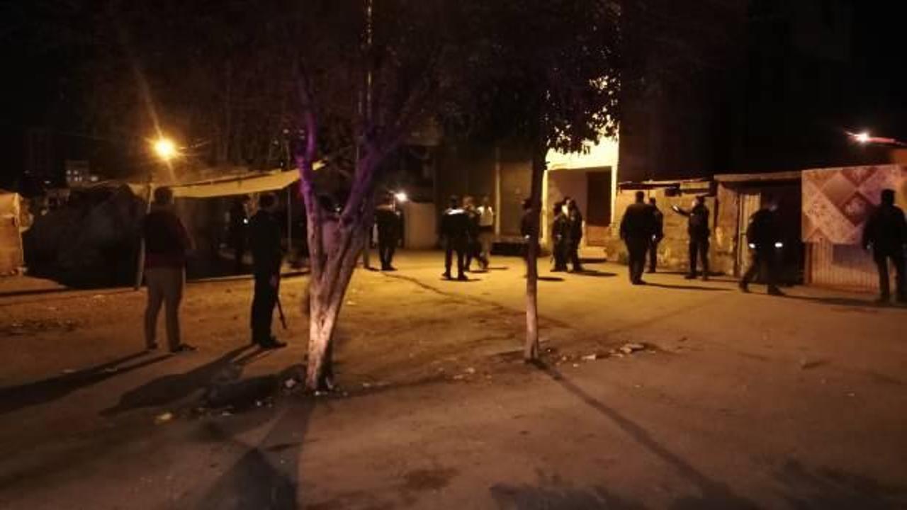 Adana&rsquo;da silahlı &ccedil;atışma! Polis uzun namlulu silahlarla mahalleyi ablukaya aldı