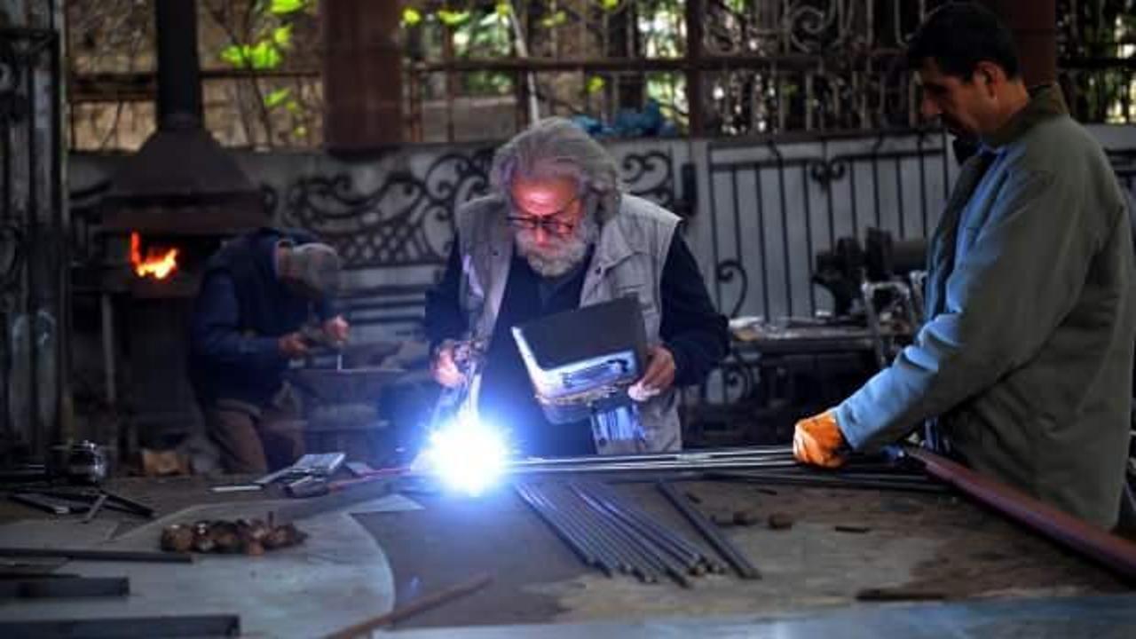70 yaşındaki demir ustası, 8 yaşından beri demiri sanatla buluşturuyor!