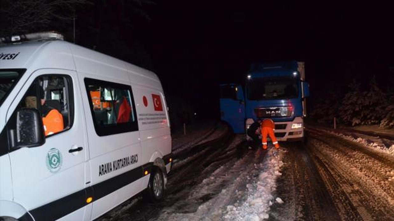 Manisa'da karda mahsur kalan 9 kişi kurtarıldı