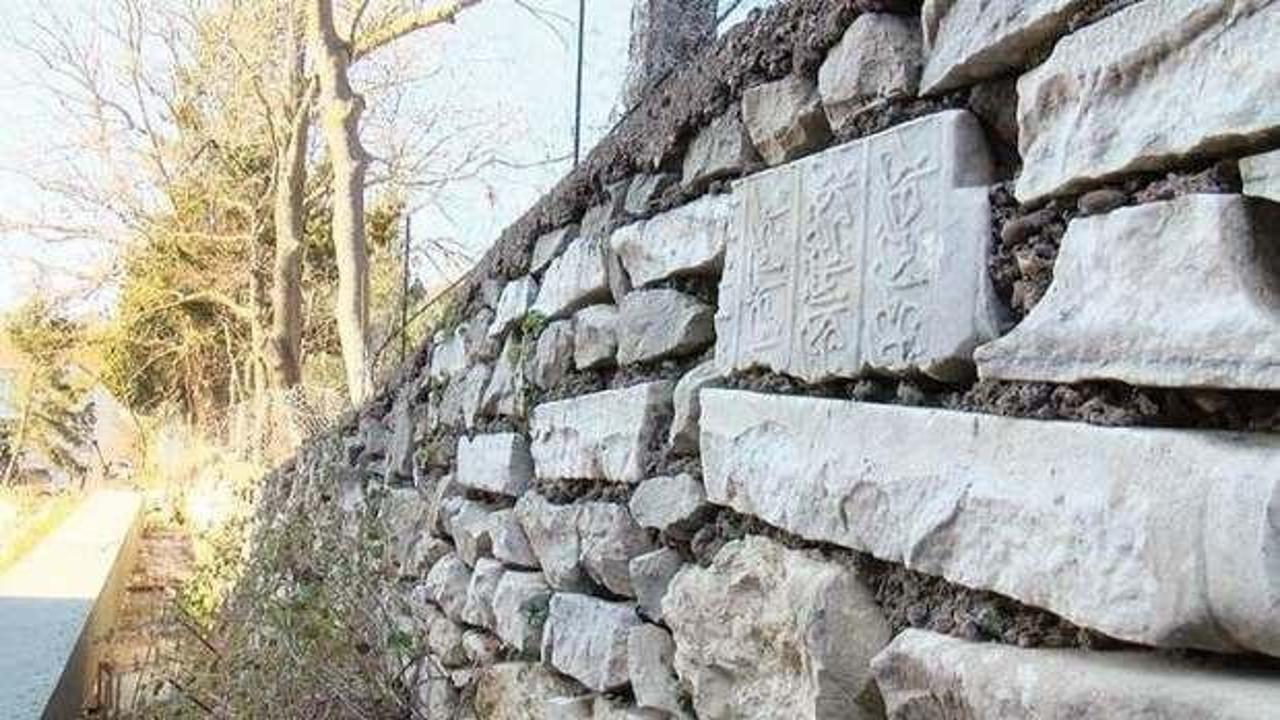 Mezar taşından duvar yaptılar