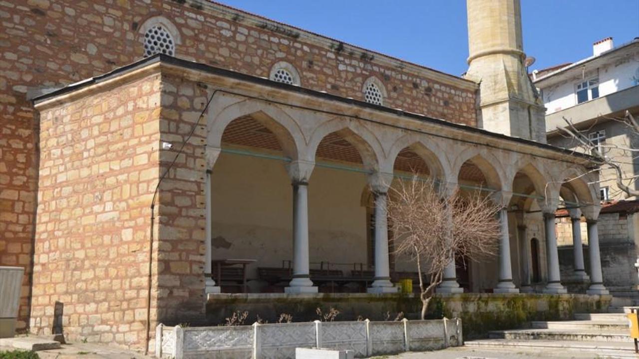 Osmanlı'nın en güzel mezar taşlarına ev sahipliği yapan 600 yıllık cami