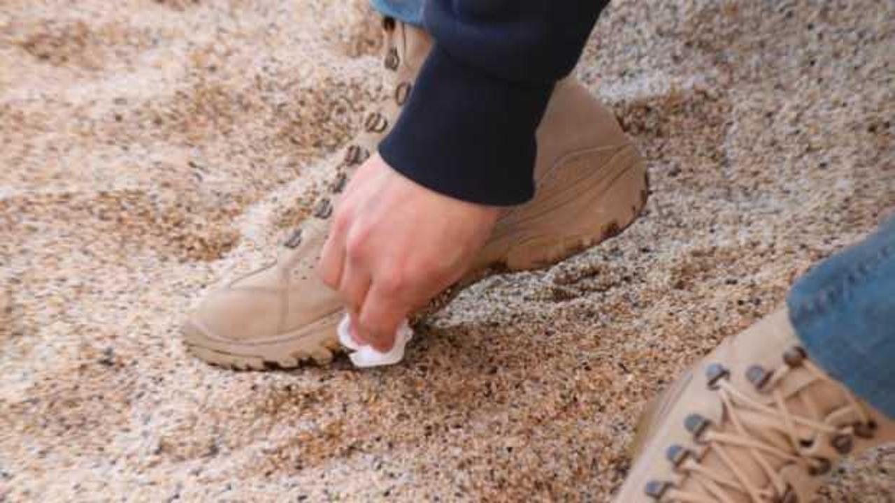 Sahilde ayaklara yapışan zift şaşkına &ccedil;evirdi