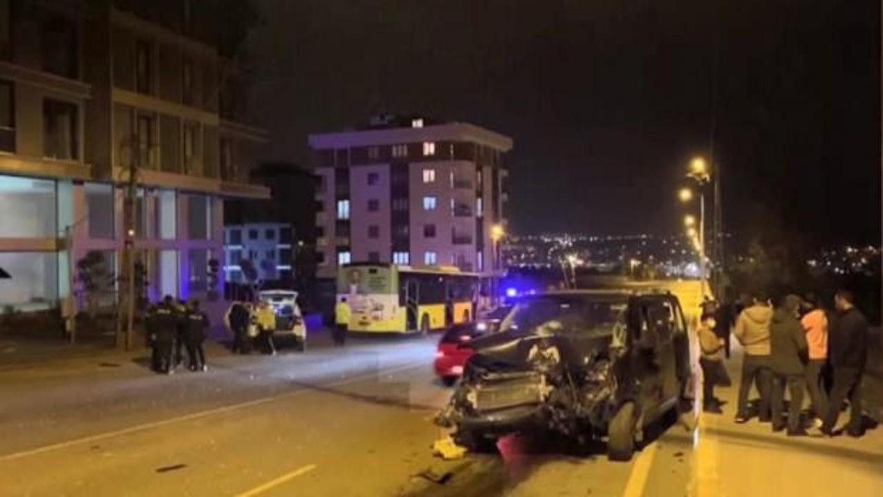 Sultanbeyli’de İETT otobüsü ile otomobil çarpıştı: 4 yaralı