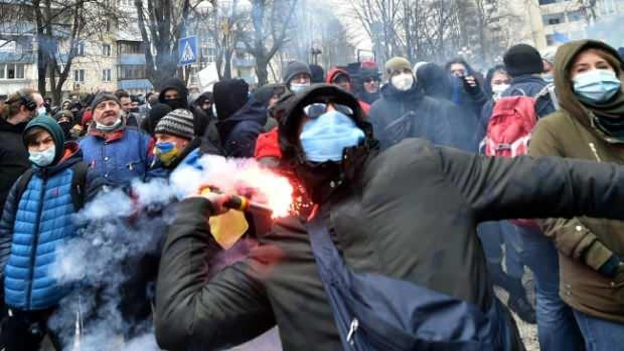 Ukrayna'da sokaklar karıştı: Polis, müdahalede zorlandı
