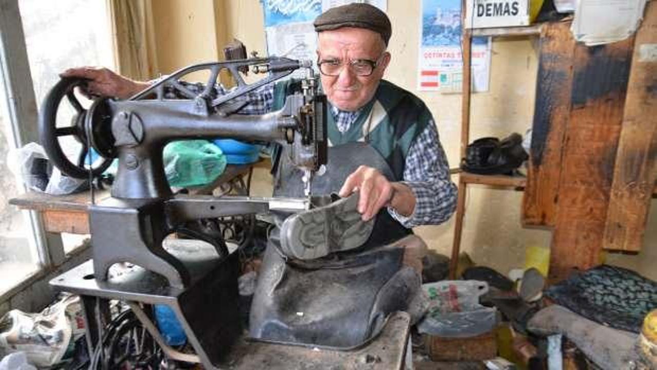 90 yaşındaki ayakkabı ustası 75 yıllık mesleğine veda etti
