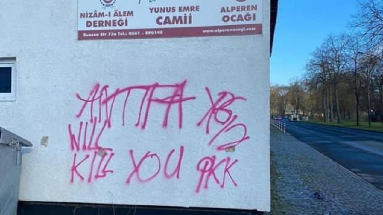 Almanya'da teröristlerden cami duvarına tehdit mesajı