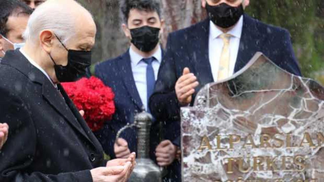 Bahçeli’den Alparslan Türkeş'in kabrine ziyaret