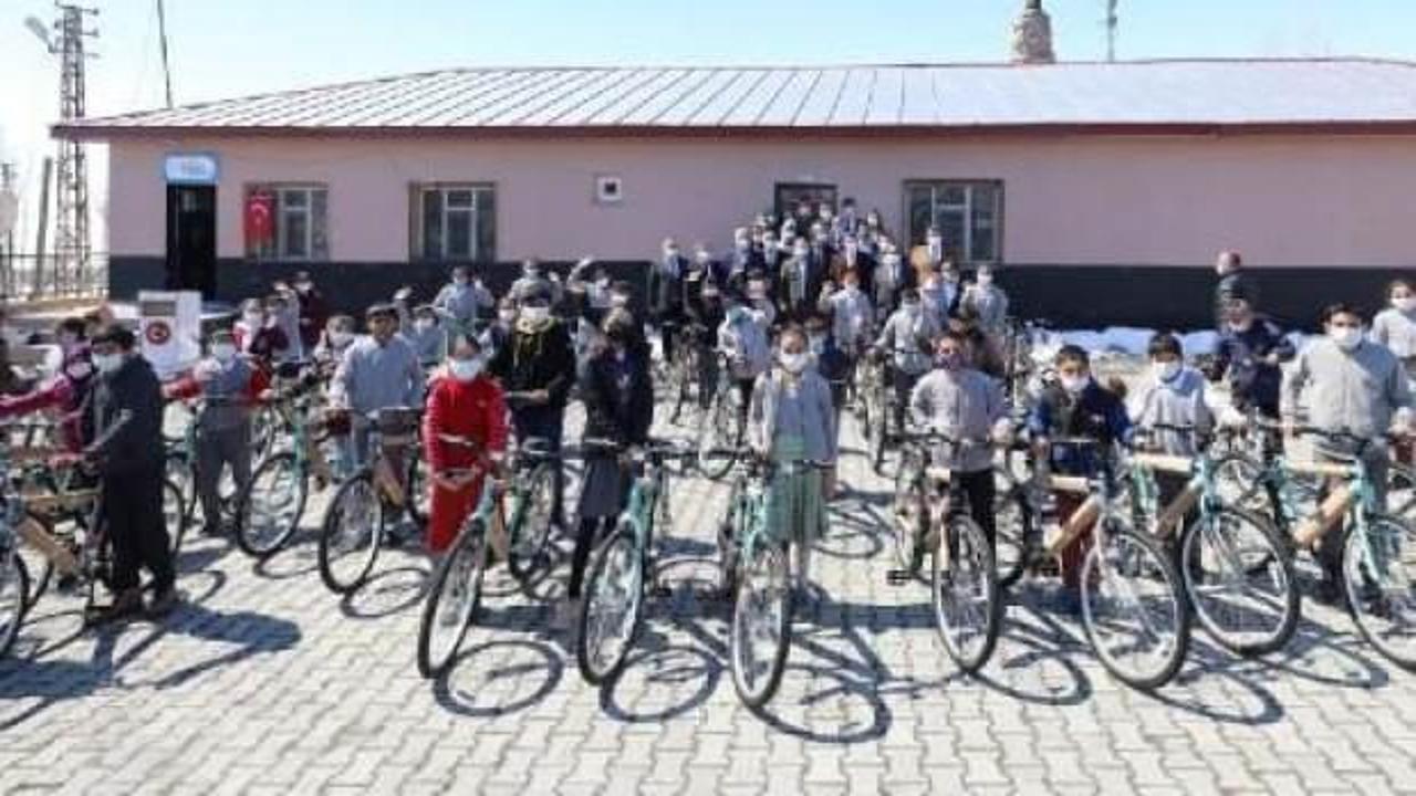 Bakan Kasapoğlu'nun söz verdiği bisikletler öğrencilere dağıtıldı