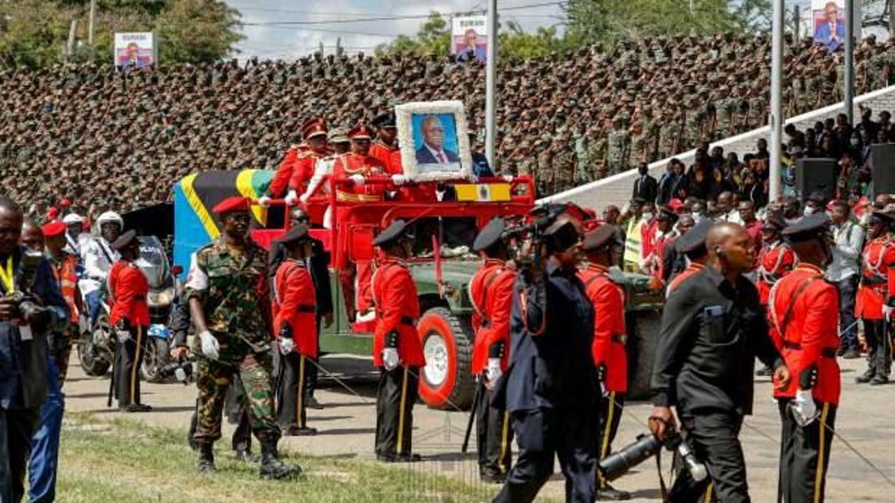 Eski Tanzanya Devlet Başkanı'nın cenazesinde izdiham: Ölüler var