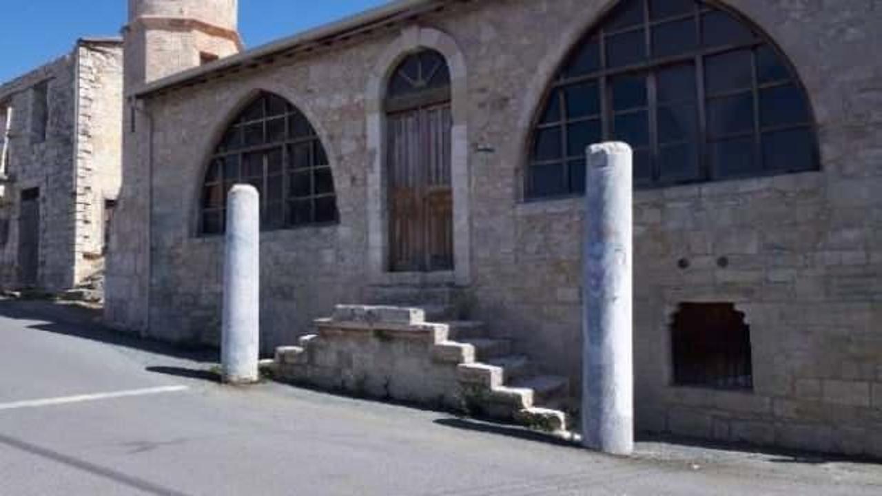 Güney Kıbrıs'taki camiye çizilen haç ve ırkçılık içerikli yazılar silindi