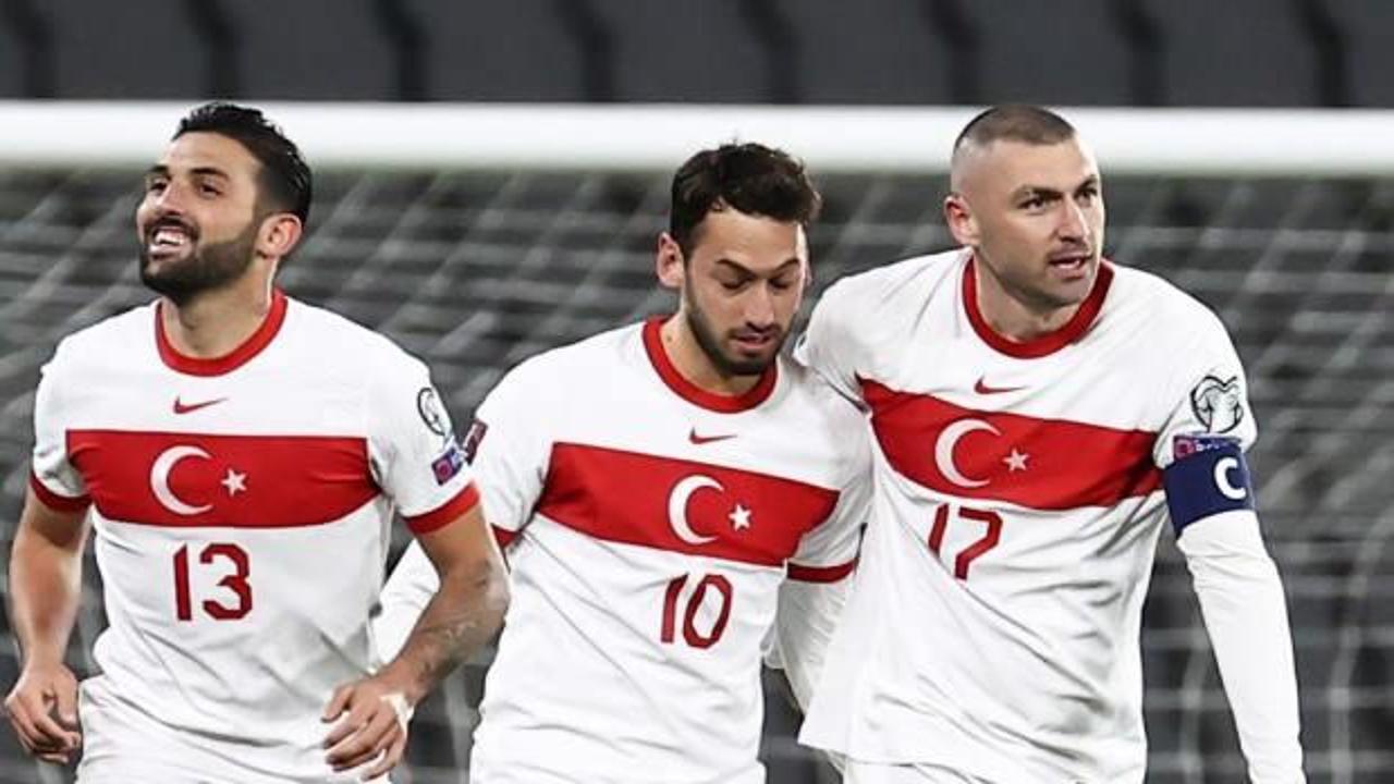Hakan Çalhanoğlu'ndan Burak ve Zlatan cevabı!