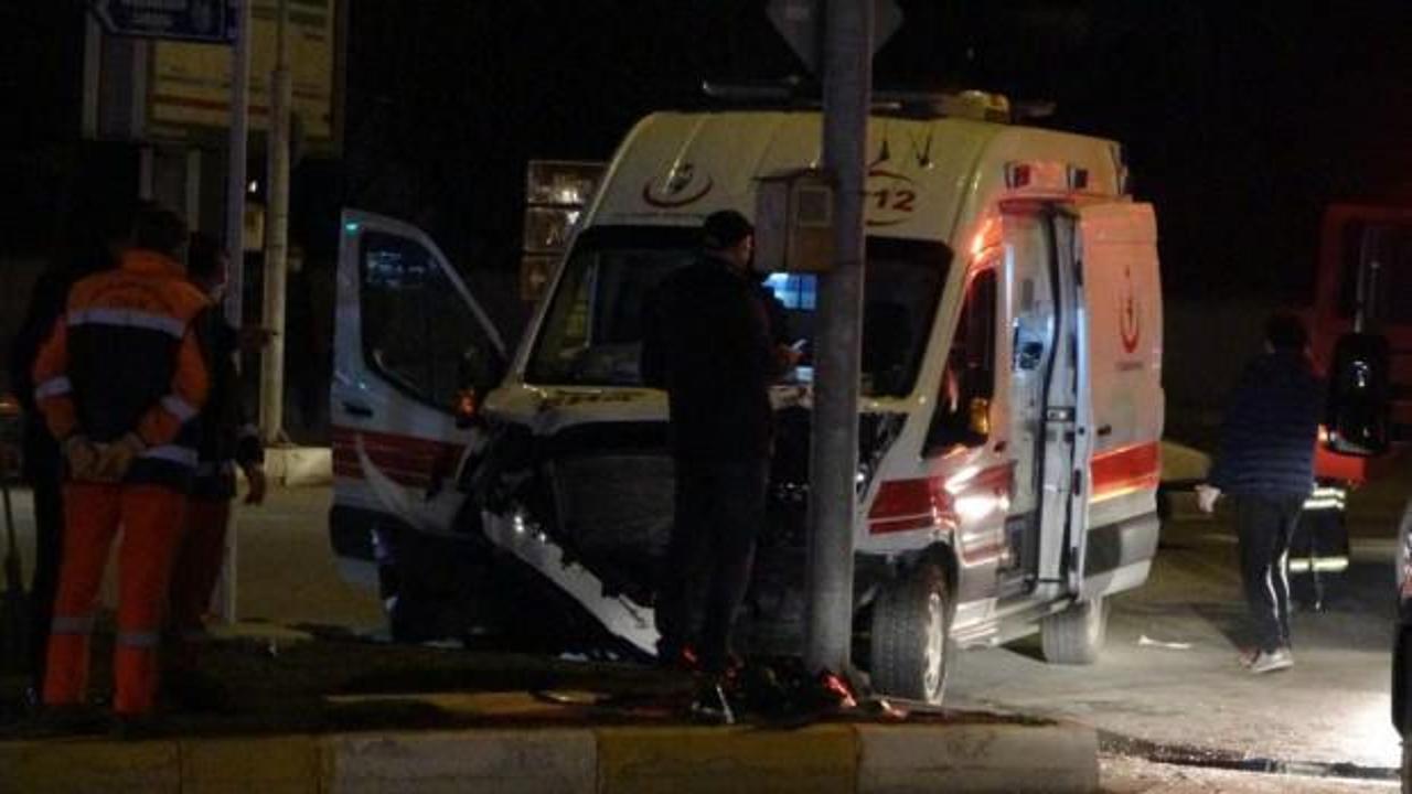 Hasta taşıyan ambulans ve otomobil çarpıştı: 7 yaralı