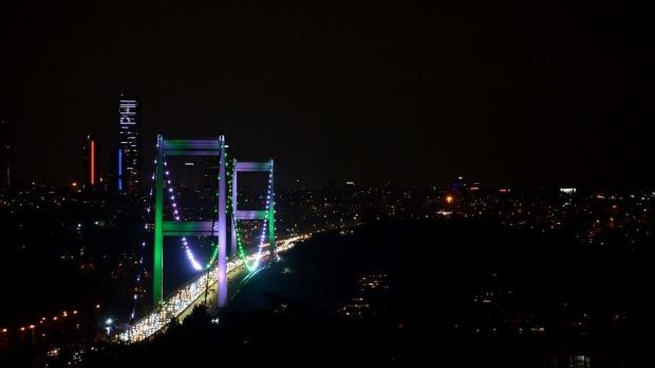 İstanbul'un köprüleri Pakistan Milli Günü için yeşil ve beyaz renklerle aydınlatıldı