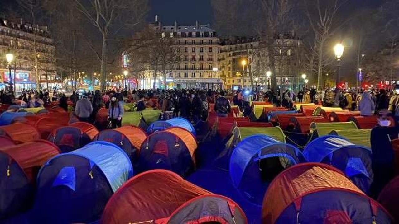 Paris'in ortasında &ccedil;adırlı m&uuml;lteci protestosu