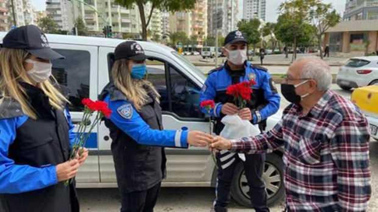 Polis, sokakta ve pazarda yaşlılara karanfil dağıttı