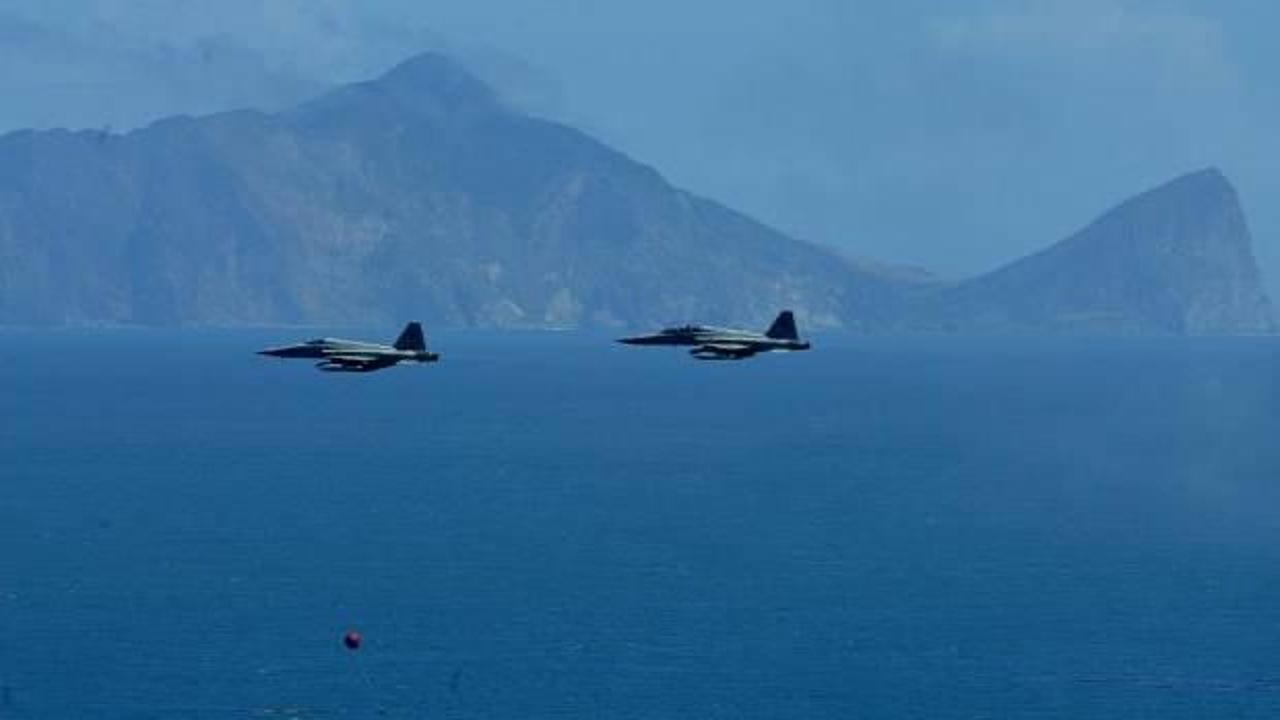 Tayvan'da iki savaş uçağı havada çarpışarak okyanusa düştü